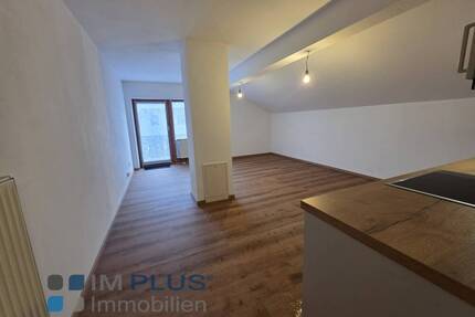 RESERVIERT Komplett neu renovierte 2 Zi.-DG-Wohnung in bester Lage von Raubling-