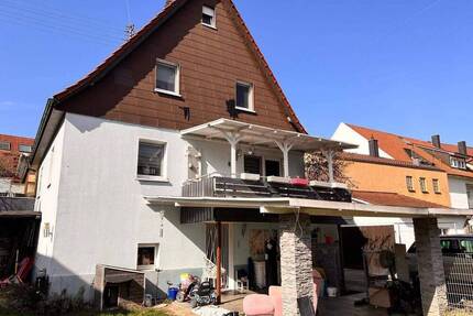 + Einfamilienhaus (DH) mit sehr großem Garten - PKW-Stellplatz - überdachte Terrasse & Balkon + - Leutenbach