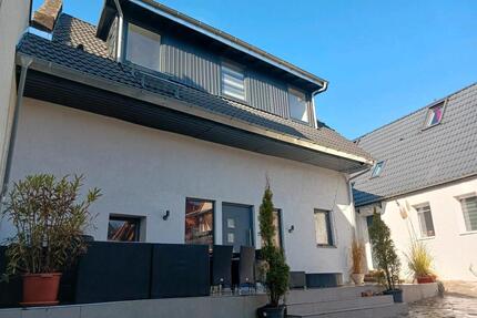 Zwei Häusern - 699.000,00&nbsp;EUR Kaufpreis, ca.&nbsp; 200,00&nbsp;m&sup2; in Mainz (PLZ: 55127) Lerchenberg