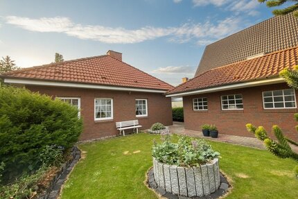 Walmdachbungalow in Marne - Stilvolles Wohnen mit Gartenblick und Wintergarten!