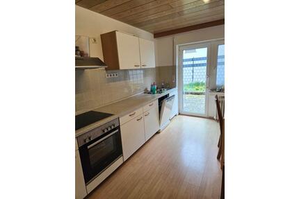 Helle 2,5-Zimmer-Souterrainwohnung mit eigenem Gartenanteil, EBK, PKW-Außenstellplatz. Frei zum 01.06.2026 - Aalen Attenhofen