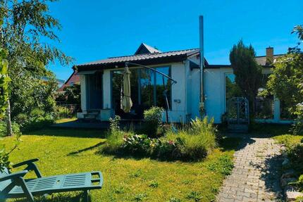 Bungalow mit Künstlercharakter und Traumgarten in Berlin-Rudow