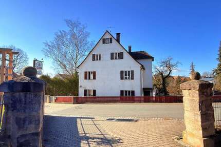 Haus zum Kaufen in Uttenreuth 590.000,00 € 240 m²