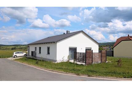 Neuwertiger Bungalow mit Garage, Carport und großzügigem Grundstück in Kirchahorn - Ahorntal