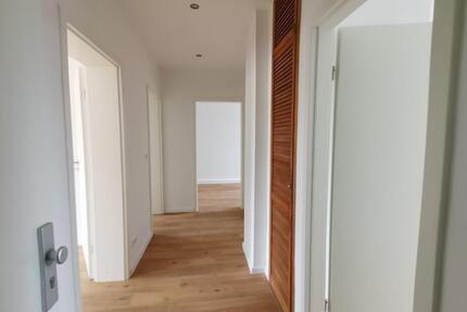 Helle freundliche sanierte 3 Zimmer Wohnung mit Balkon und Tageslicht Bad - Genthin
