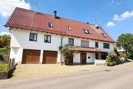 Haus mit 4 Wohneinheiten, großem Garten, Doppelgarage und Werkstatt in Kanzach