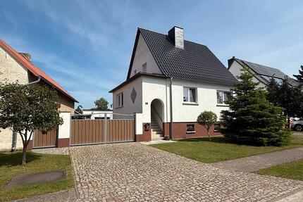 Charmantes Einfamilienhaus mit idyllischem Garten und Garagen - Gardelegen