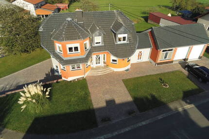 Grßes Wohnhaus mit Einliegerwohnung - Gewerbebereich und Doppelgarage - Perl Eft-Hellendorf