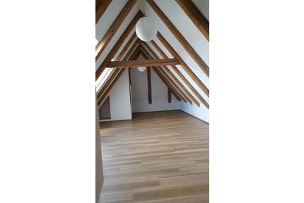 gemütliche Dachgeschosswohnung - 800,00&nbsp;EUR Kaltmiete, ca.&nbsp; 75,00&nbsp;m&sup2; in Erlangen (PLZ: 91056) Alterlangen