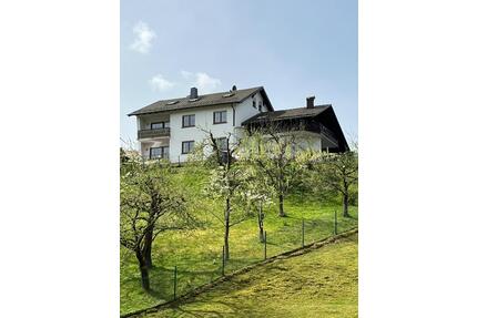 Wohnen im Grünen: Charmante DG-Wohnung mit Traumblick - Gersfeld (Rhön)