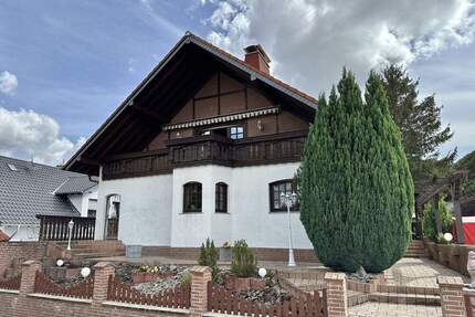 Stilvolles Einfamilienhaus mit gut vermietbarer Einliegerwohnung und tollem Außenbereich - Glees