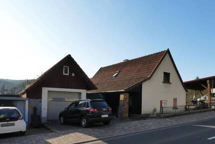 AUMÜLLER-Immobilien - Sympathisches Einfamilienhaus mit großer Garage und sonniger Terrasse - Bad Soden-Salmünster