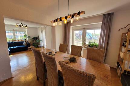 Gützingen: Großzügige, helle Erdgeschoss-Wohnung mit Balkon und Garage in ländlicher Lage! - Bütthard