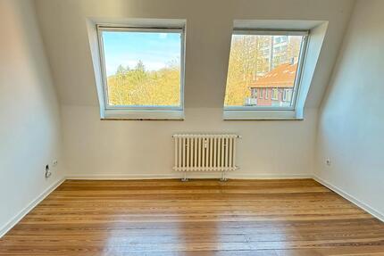 Dachgeschosswohnung mit Charme - 809,00&nbsp;EUR Kaltmiete, ca.&nbsp; 82,11&nbsp;m&sup2; in Kiel (PLZ: 24149) Neumühlen-Dietrichsdorf