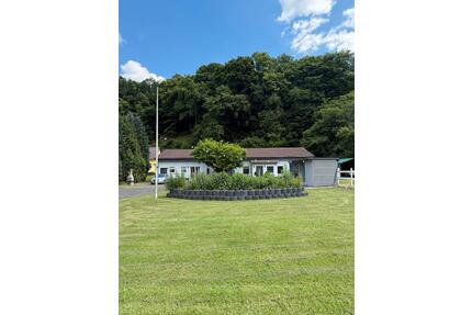 Provisionsfrei! Haus mit 2 Wohnungen und erschlossenem Baugrund! - Helsa