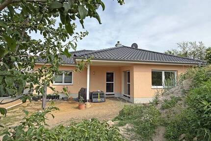 Moderner Bungalow in ruhiger Grünlage – hochwertiges Wohnen auf großzügigem Grundstück in Hirschfeld