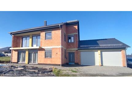 Großes Mehrfamilienhaus mit Doppelgarage und Garten - Osterburken