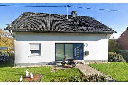 Zweifamilienhaus mit Balkon, großem Garten und Garagen - Netphen