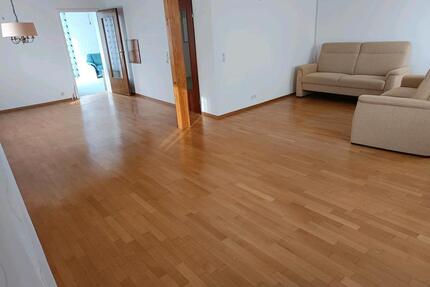 Großzügige 5,5-Zimmer-Wohnung mit Dachterrasse in Köngen