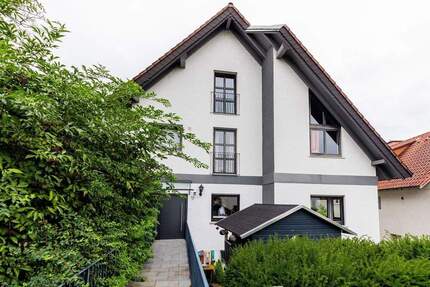Großes 2-Familienhaus mit Tageslichtbädern, Terrasse, Balkon, Garage und schönem Garten - Bischofsheim