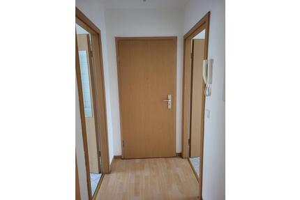 Helle 2 -Raumwohnung mit Balkon & Tageslichtbad (Wanne) im Hochparterre! - Neuhardenberg