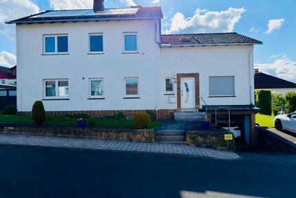 Zweifamilienhaus mit PV-Anlage, Wallbox, großem Garten mit Pool - Gemünden (Wohra)