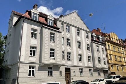 Denkmalgeschützter Altbau 1913: 4 Zimmer mit Stuck, Balkon und Aufzug in Thalkirchen - München