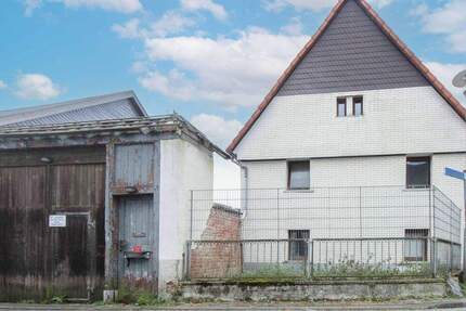 Chance für Neubau: Sanierungs- oder Abrissobjekt in Eppstein-Ehlhalten mit tollem Hof