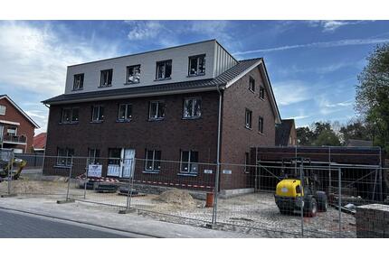 IMMOBILIEN GUMNIOR präsentiert: moderne Erdgeschosswohnung mit Terrasse in 6-Parteien-Haus - Salzbergen