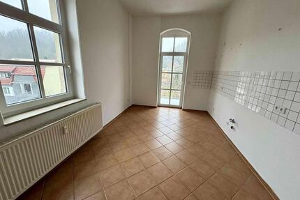 Gepflegte 2 Raumwohnung mit Balkon und Eckbadewanne - Freital