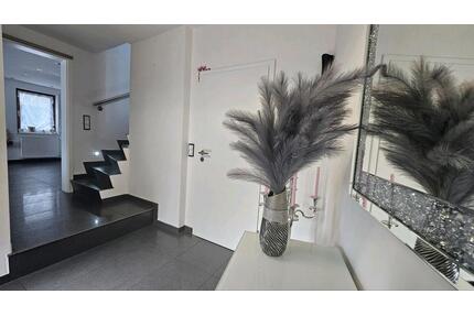 Modernisiertes Haus mit kleine neben Wohnung möklichkeit.