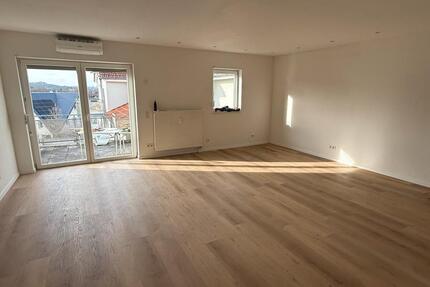 Renovierte 2 Zimmer DG Wohnung, EBK, Klimaanlage, Aufzug, Balkon - Osnabrück