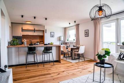 *RESERVIERT* Provisionsfrei: 3-Zi-Whg mit Panoramablick & Schwimmbad, frisch renoviert, sofort frei - Stein Deutenbach