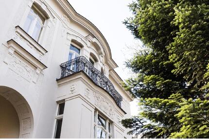 Luxuswohnung in Bestlage: Herrschaftliche Altbau-Villa mit Einbauküche und drei Balkonen - Leipzig Mitte