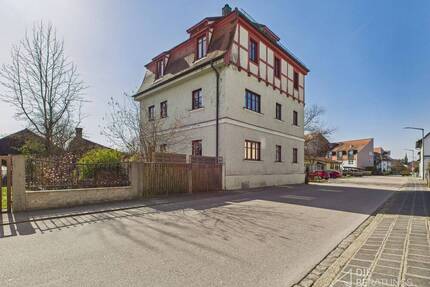 Attraktives Zweifamilienhaus mit großem Grundstück in begehter Wohnlage von Roth