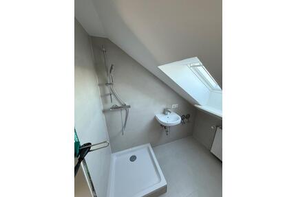 Kernsanierte 2 Zimmer DG-Wohnung mit Garage, Stellplatz & Keller - Wathlingen