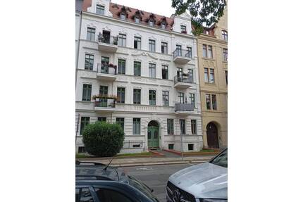 imposantes Mehrfamilienhaus mit Balkonen und Fahrstuhl - Görlitz Südstadt