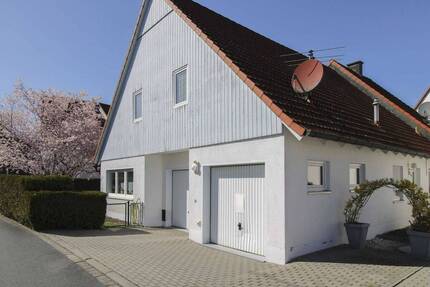 Gepflegte Doppelhaushälfte mit Garten, Terrasse und Garage in familienfreundlicher Lage! - Uehlfeld