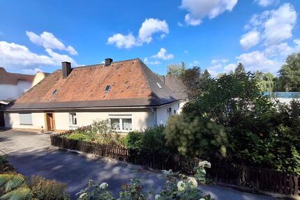 Zweifamilienhaus mit Garten und Garagen - Sulzbach-Rosenberg