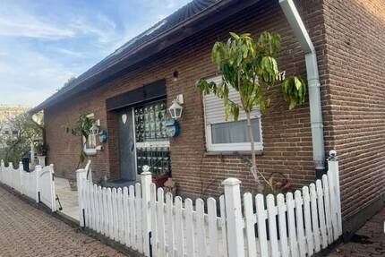 Freistehendes Zweifamilienhaus mit Wintergarten, Sauna, Garage und Balkon in guter Wohnlage. - Datteln