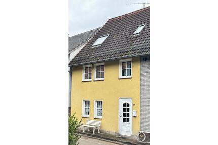 Einfamilienhaus zum Kaufen - 110.000,00&nbsp;EUR Kaufpreis, ca.&nbsp; 120,00&nbsp;m&sup2; in Diemelstadt (PLZ: 34474)