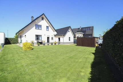 Neuwertiges Einfamilienhaus mit Fußbodenheizung, Kamin, Garage und schönem Garten in Niederntudorf - Salzkotten
