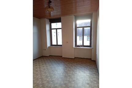 Große 6-Zimmer-Eigentumswohnung – renovierungsbedürftig!!! und gr - Odenbach