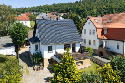 Großzügiges Einfamilienhaus mit Sauna, Sonnenterrasse und drei Garagen in Berga-Wünschendorf.