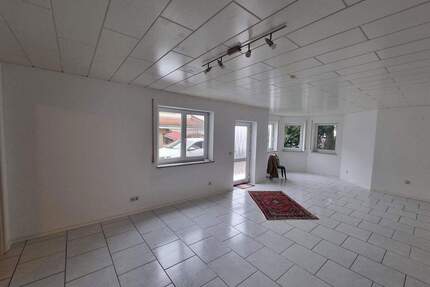 2-Zimmer Erdgeschosswohnung mit großem Wohnbereich, offener Küche und Garage - Burgrieden