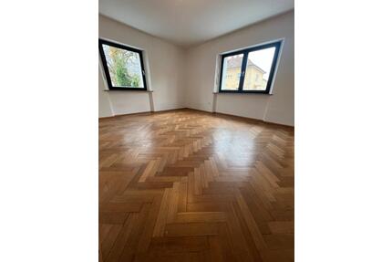 3-Zimmer-Erdgeschosswohnung (Hochparterre) mit Küche und Garage - Straubing