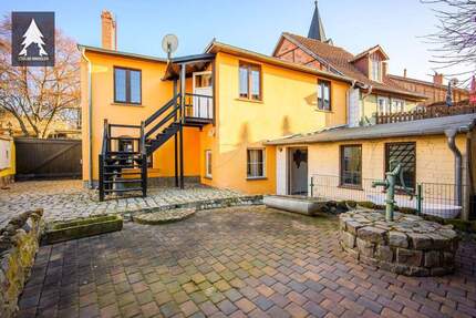 Durch das Tor in den ruhigen Innenhof - Fachwerkhaus mit Stellplatz in der Quedlinburger Altstadt