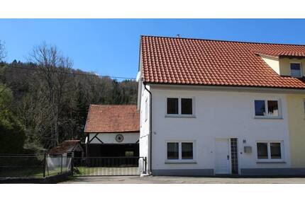 Doppelhaushälfte mit Scheune und traumhaftem Grundstück mit idyllischem Bachlauf - Burladingen Hausen
