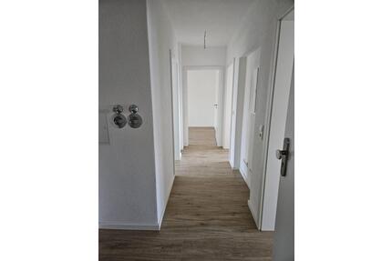 Erstbezug nach Kernsanierung: Helle 3-Zimmer-Wohnung in Mehrfamilienhaus (Grunderneuert) - Hof Neuhof