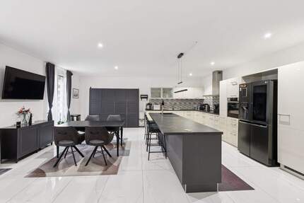 Düsseldorf ganz nah: Hochwertige DHH mit 2 WE, Garten, Garage u. 2. Stellplätzen - Neuss Weissenberg